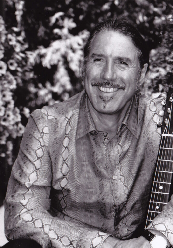 Uci Rausch Portrait Foto mit Gitarre